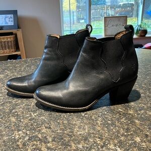 Frye Jackie 8.5 Black Leather Ankle gore stitching Booties